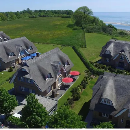 Strandhaus Buskam Im Moenchgut Auf Ruegen Lobbe