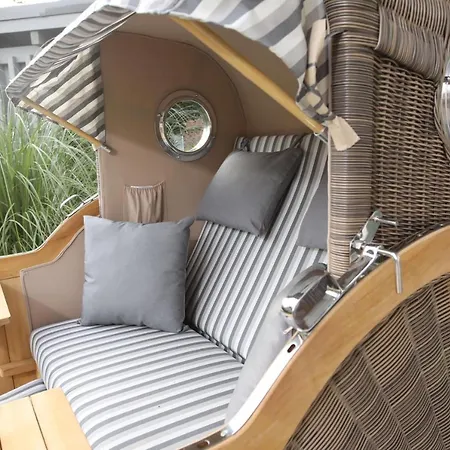 Strandhaus Buskam Im Moenchgut Auf Ruegen 度假居 *