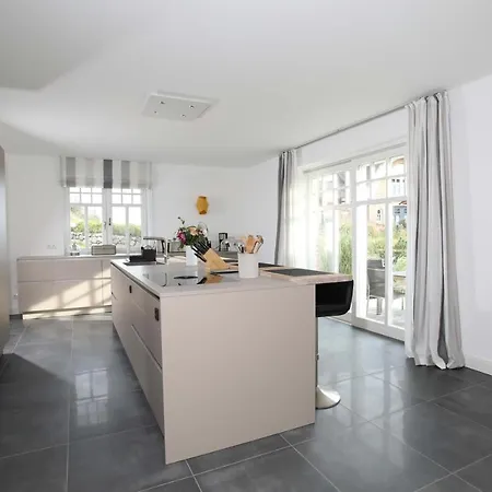 Strandhaus Buskam Im Moenchgut Auf Ruegen *