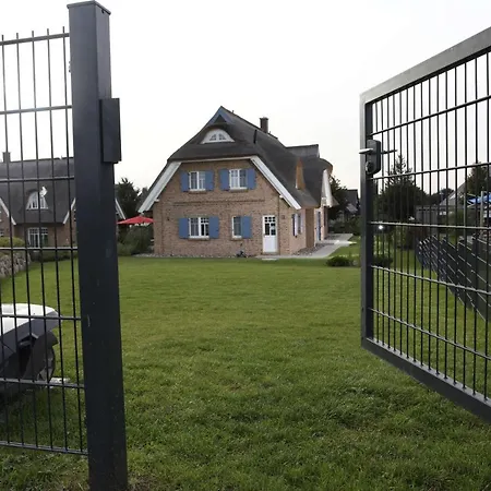 Strandhaus Buskam Im Moenchgut Auf Ruegen *